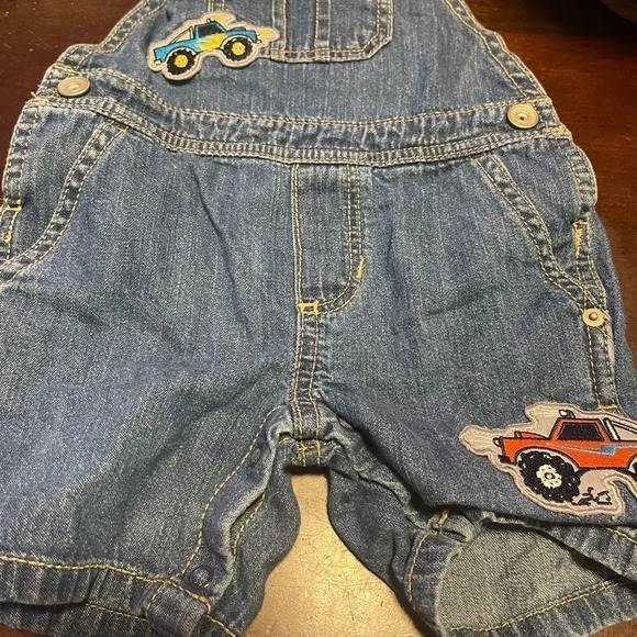 3/$12 kids jean overalls gently used in great condition. Bundle 3 or more $7🎉 - Picture 9 of 10